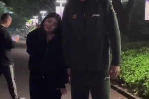 廣廈美女球迷與許鐘豪合影 這身高差也太萌了！